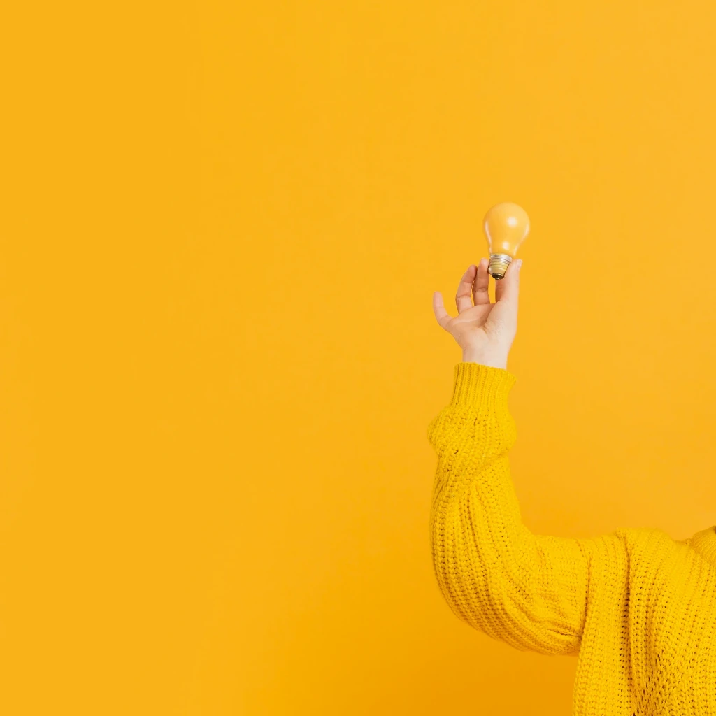 Equipo de Abeja Comunicación trabajando en proyectos creativos